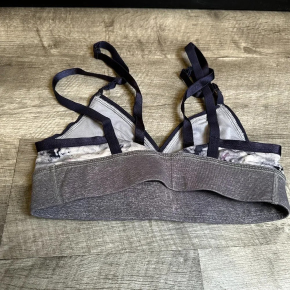 Lululemon If You're Lucky Sports Bra Size 4 - Excellent Condition Marbled Print - Picture 4 of 7